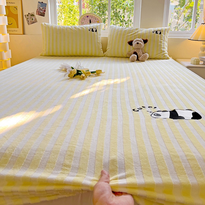 91家纺网 家纺一手货源 找家纺 繁花家居 2025新款经典条纹系列绣花牛奶绒单品床单床笠床单床笠单件 床笠-黄条熊猫