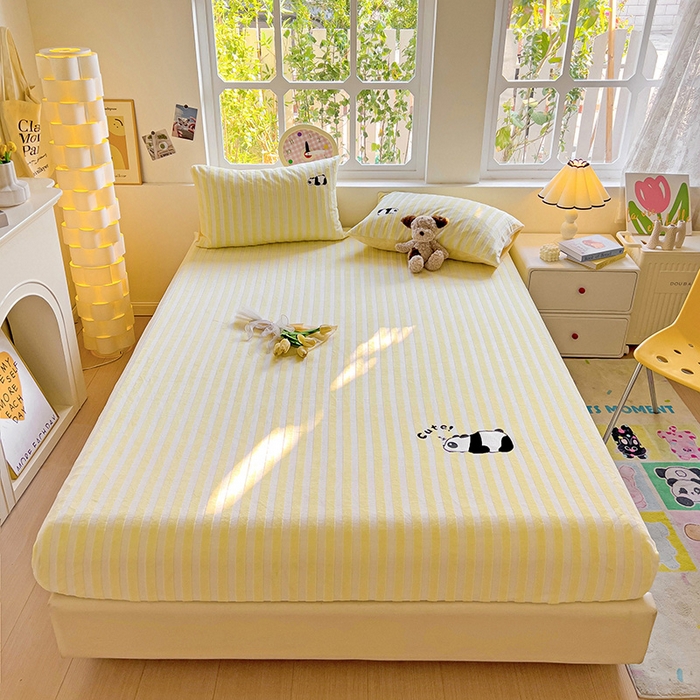 91家纺网 家纺一手货源 找家纺 繁花家居 2025新款经典条纹系列绣花牛奶绒单品床单床笠床单床笠单件 床笠-黄条熊猫