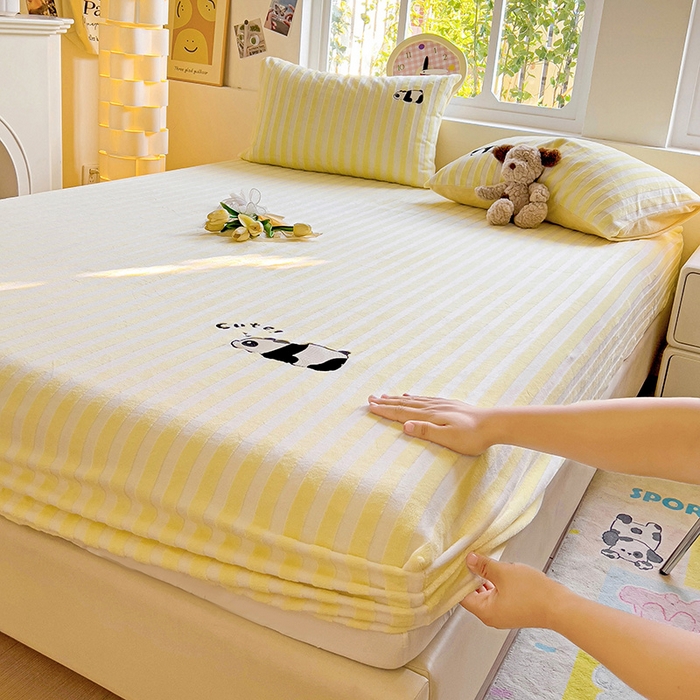 91家纺网 家纺一手货源 找家纺 繁花家居 2025新款经典条纹系列绣花牛奶绒单品床单床笠床单床笠单件 床笠-黄条熊猫