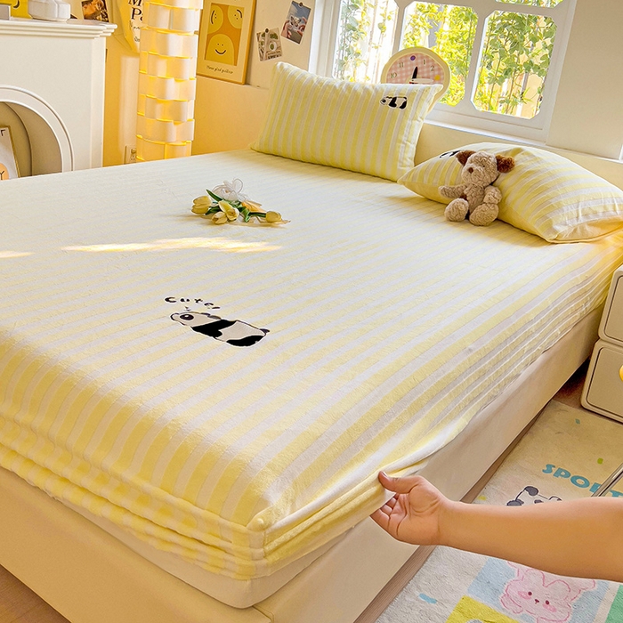 91家纺网 家纺一手货源 找家纺 繁花家居 2025新款经典条纹系列绣花牛奶绒单品床单床笠床单床笠单件 床笠-黄条熊猫