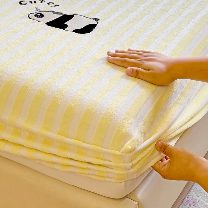 91家纺网 家纺一手货源 找家纺 繁花家居 2025新款经典条纹系列绣花牛奶绒单品床单床笠床单床笠单件 床笠-黄条熊猫