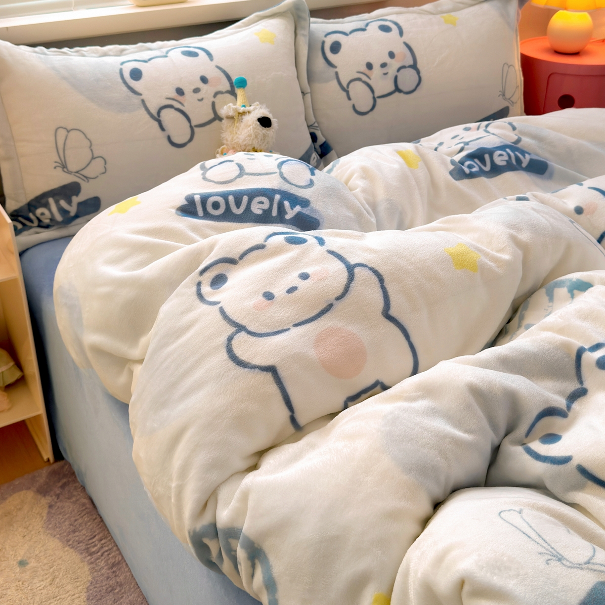 91家纺网 家纺一手货源 找家纺 铭宣 2025新款高克重牛奶绒印花保暖四件套床单床笠单被套款 爱心熊