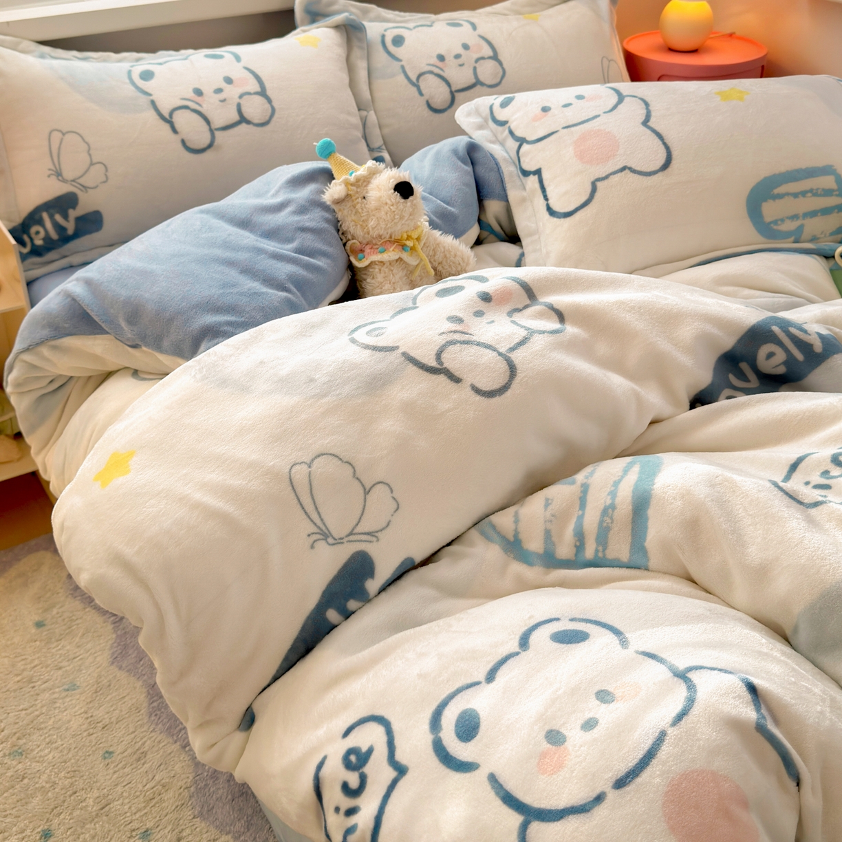 91家纺网 家纺一手货源 找家纺 铭宣 2025新款高克重牛奶绒印花保暖四件套床单床笠单被套款 爱心熊