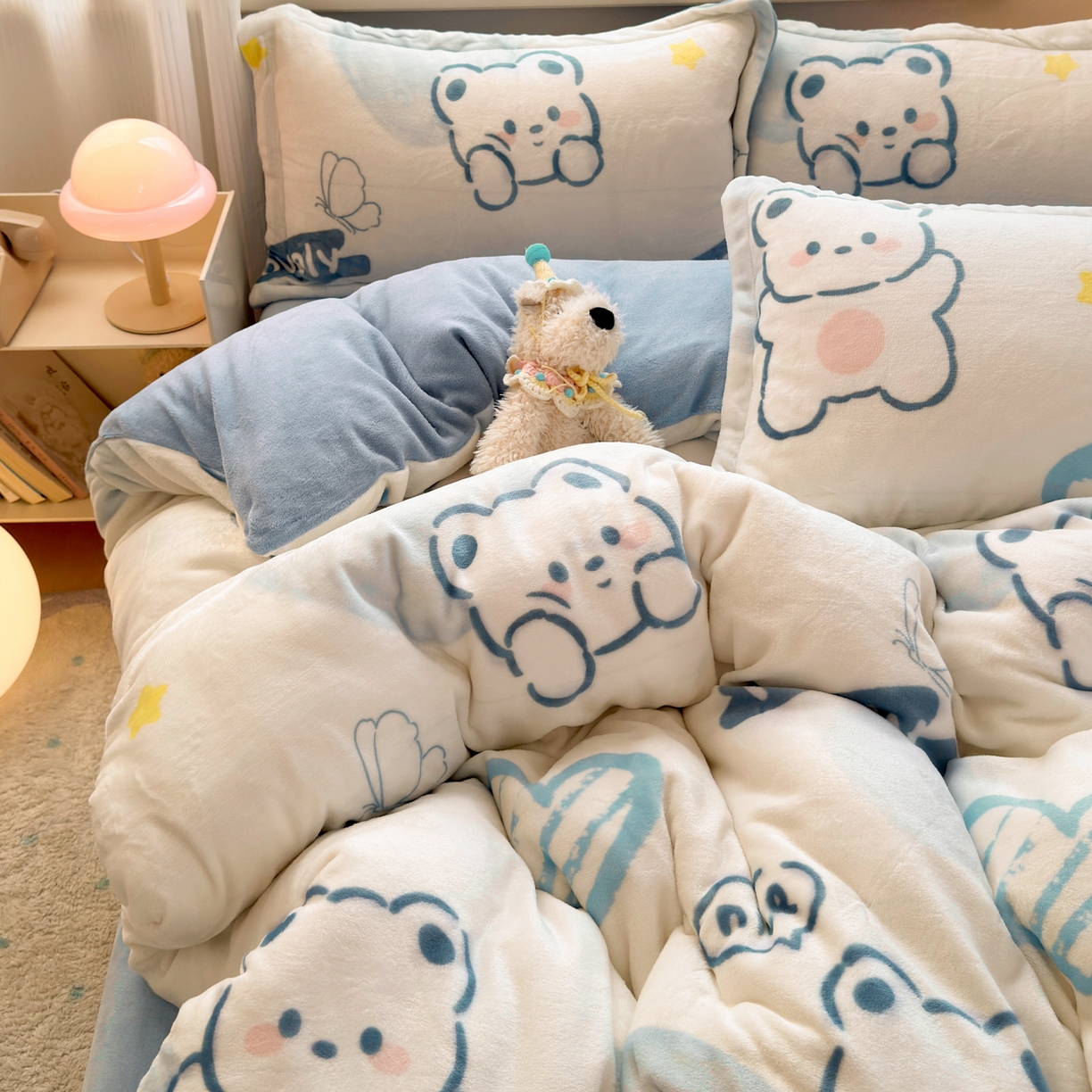 91家纺网 家纺一手货源 找家纺 铭宣 2025新款高克重牛奶绒印花保暖四件套床单床笠单被套款 爱心熊