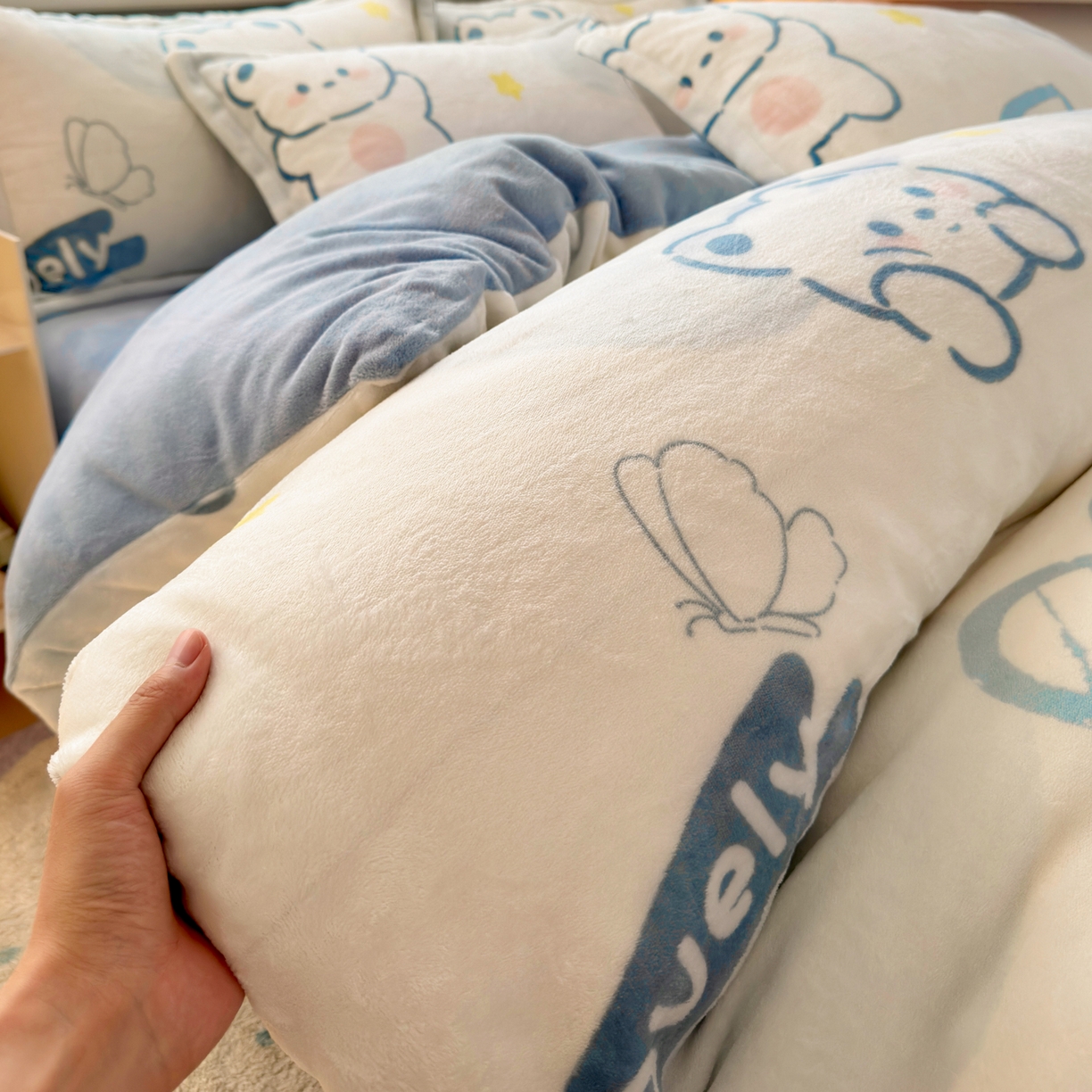 91家纺网 家纺一手货源 找家纺 铭宣 2025新款高克重牛奶绒印花保暖四件套床单床笠单被套款 爱心熊