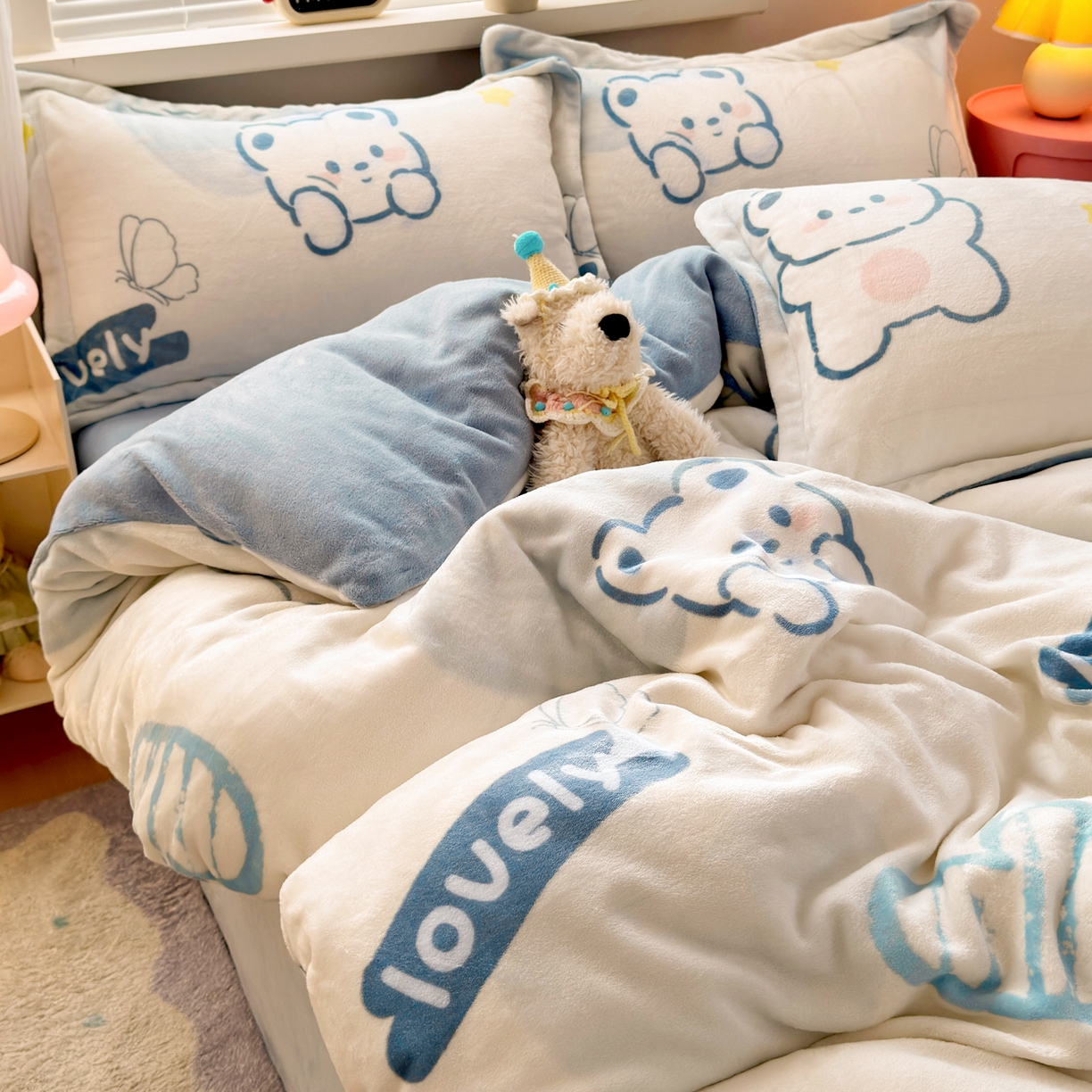 91家纺网 家纺一手货源 找家纺 铭宣 2025新款高克重牛奶绒印花保暖四件套床单床笠单被套款 爱心熊