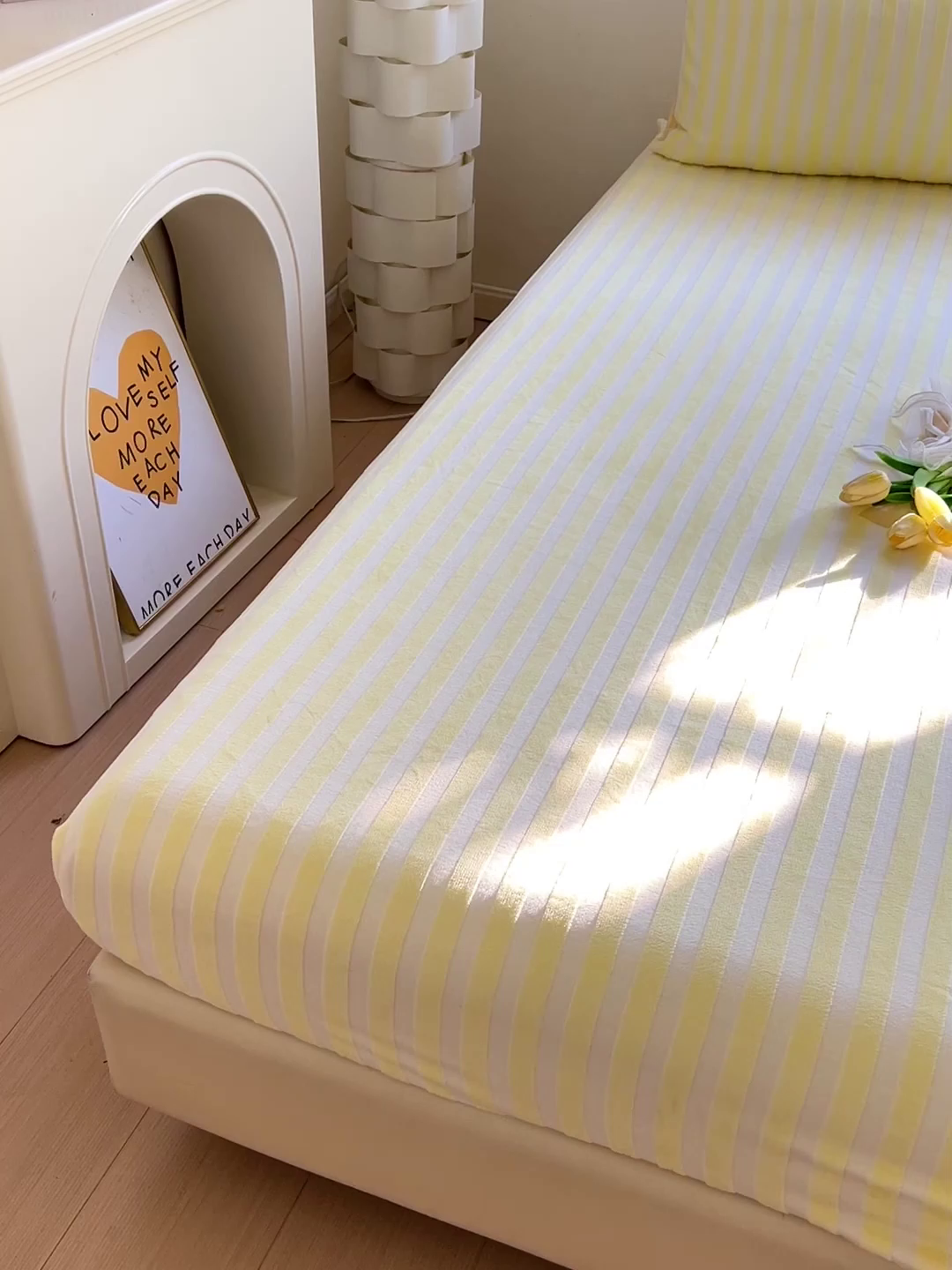 91家纺网 家纺一手货源 找家纺 繁花家居 2025新款经典条纹系列绣花牛奶绒单品床单床笠床单床笠单件 床笠-黄条熊猫