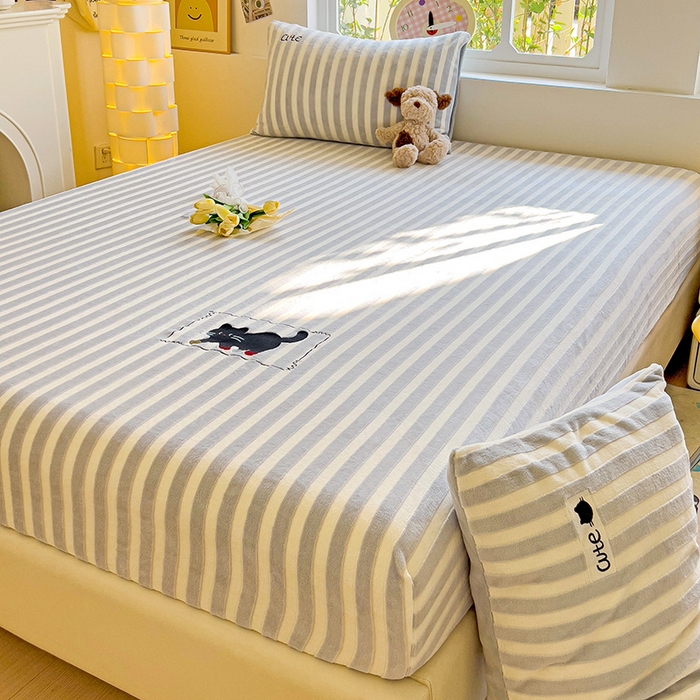 91家纺网 家纺一手货源 找家纺 繁花家居 2025新款经典条纹系列绣花牛奶绒单品床单床笠床单床笠单件 床笠-灰条小猫