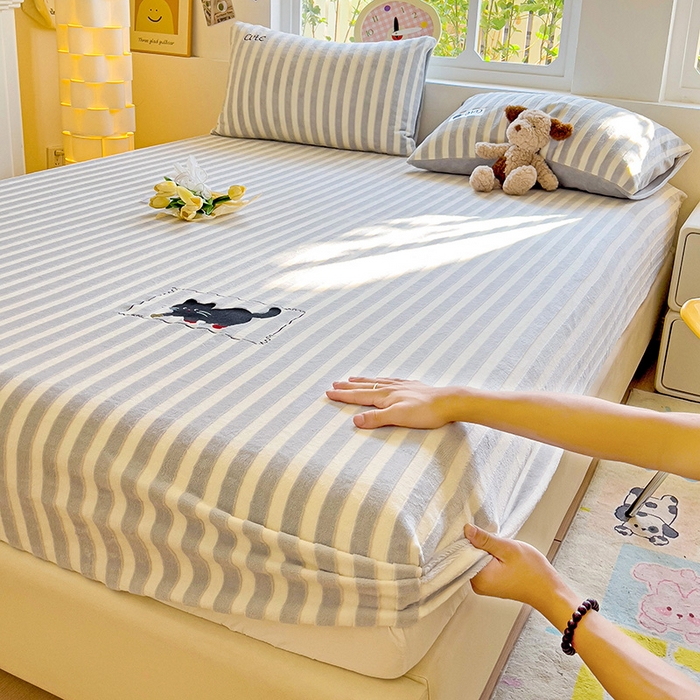 91家纺网 家纺一手货源 找家纺 繁花家居 2025新款经典条纹系列绣花牛奶绒单品床单床笠床单床笠单件 床笠-灰条小猫