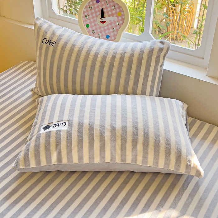 91家纺网 家纺一手货源 找家纺 繁花家居 2025新款经典条纹系列绣花牛奶绒单品床单床笠床单床笠单件 床笠-灰条小猫