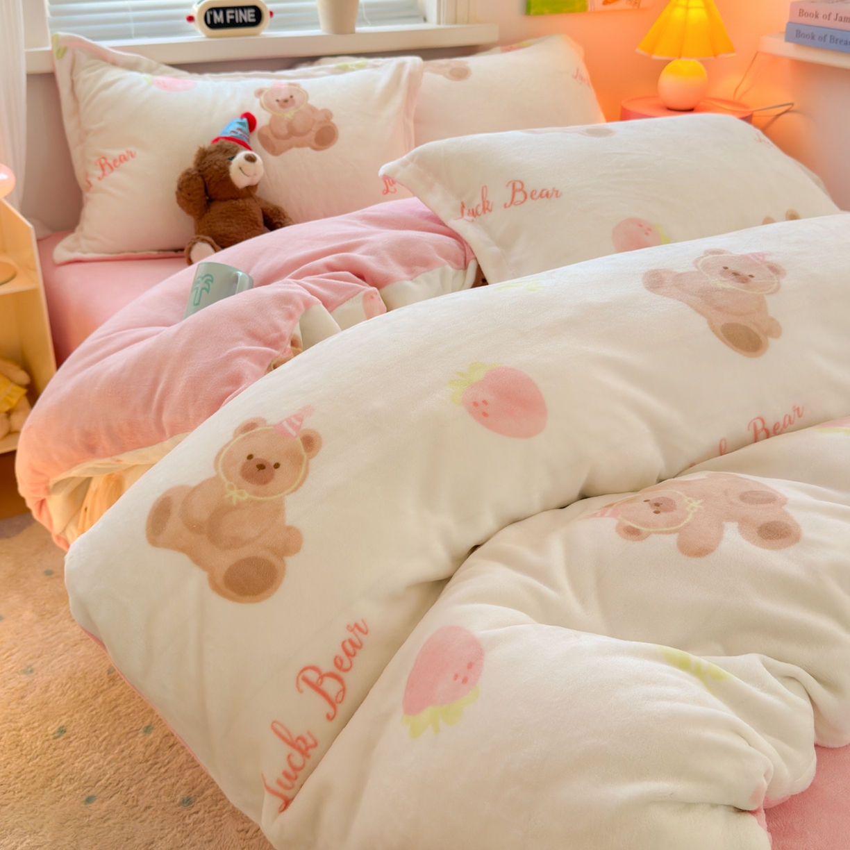 91家纺网 家纺一手货源 找家纺 铭宣 2025新款高克重牛奶绒印花保暖四件套床单床笠单被套款 草莓熊