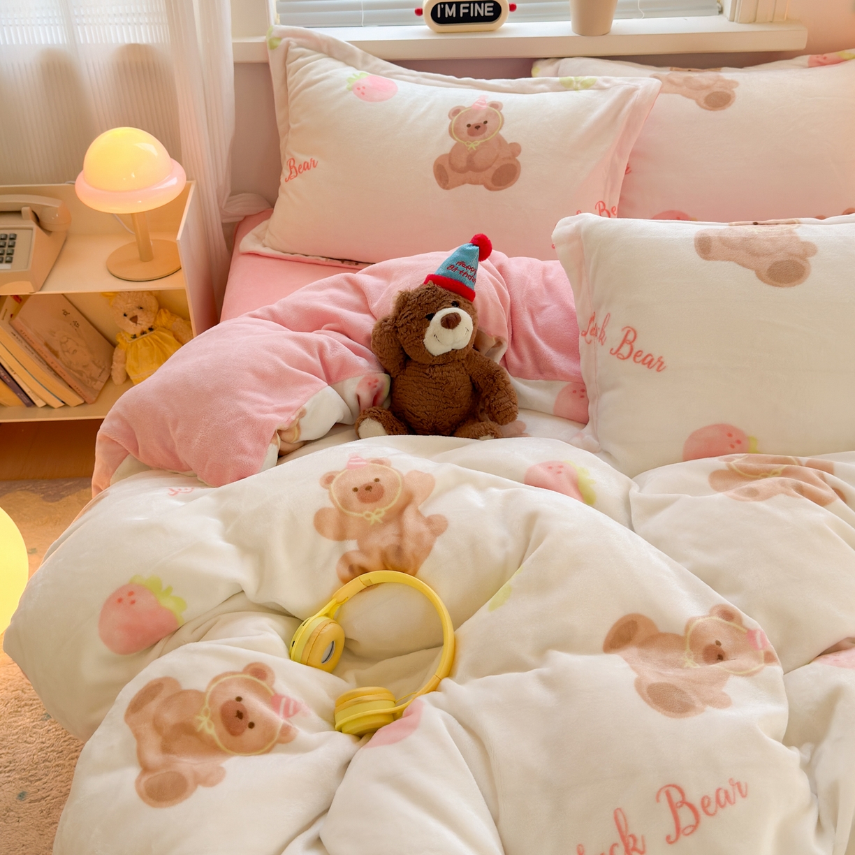 91家纺网 家纺一手货源 找家纺 铭宣 2025新款高克重牛奶绒印花保暖四件套床单床笠单被套款 草莓熊