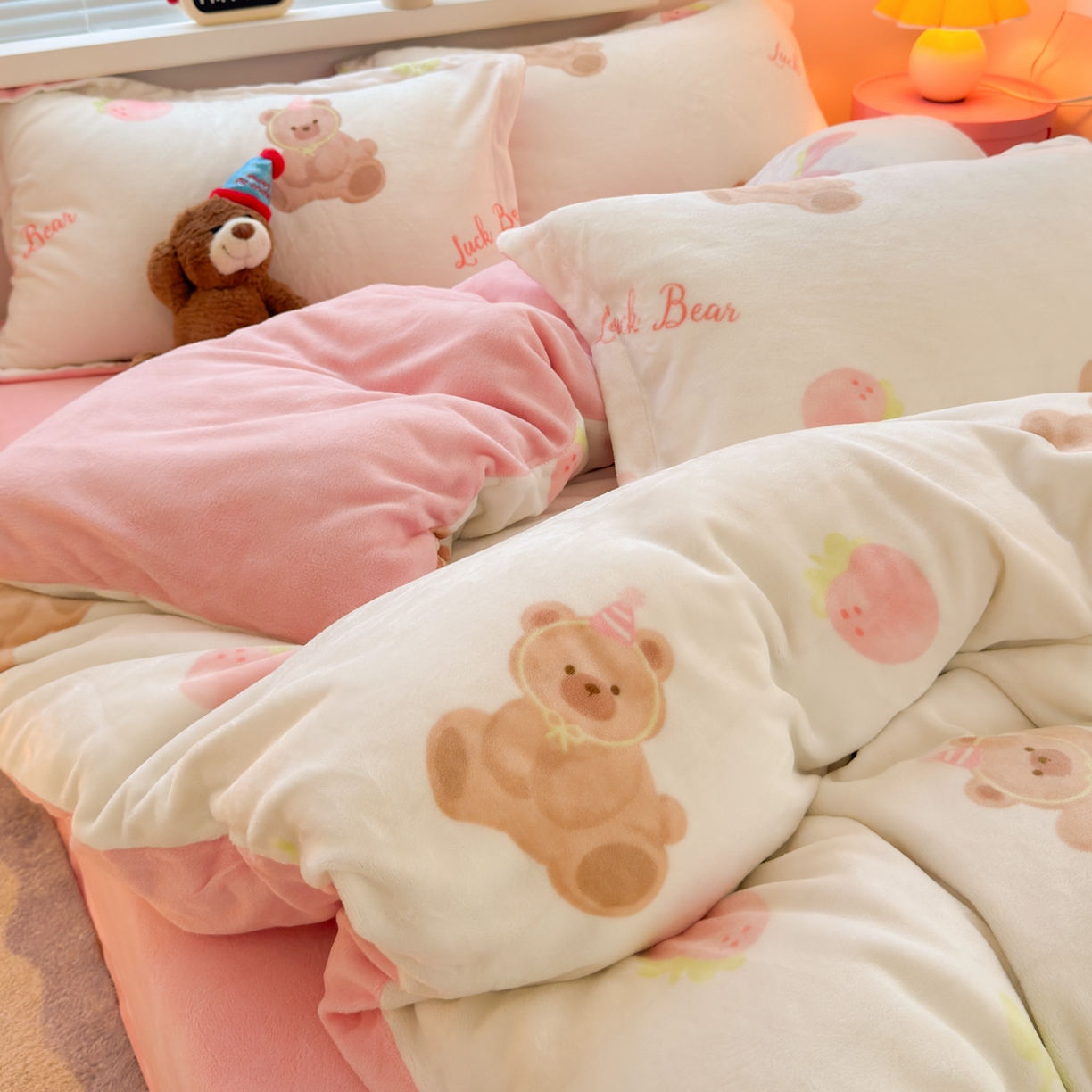 91家纺网 家纺一手货源 找家纺 铭宣 2025新款高克重牛奶绒印花保暖四件套床单床笠单被套款 草莓熊