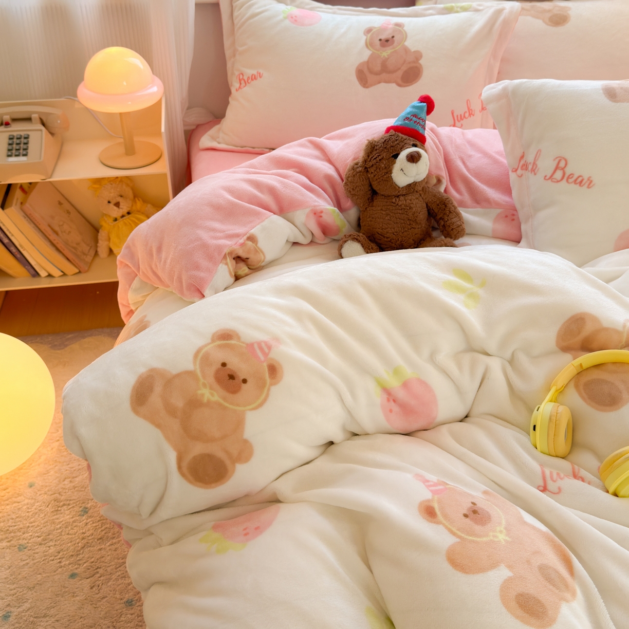91家纺网 家纺一手货源 找家纺 铭宣 2025新款高克重牛奶绒印花保暖四件套床单床笠单被套款 草莓熊