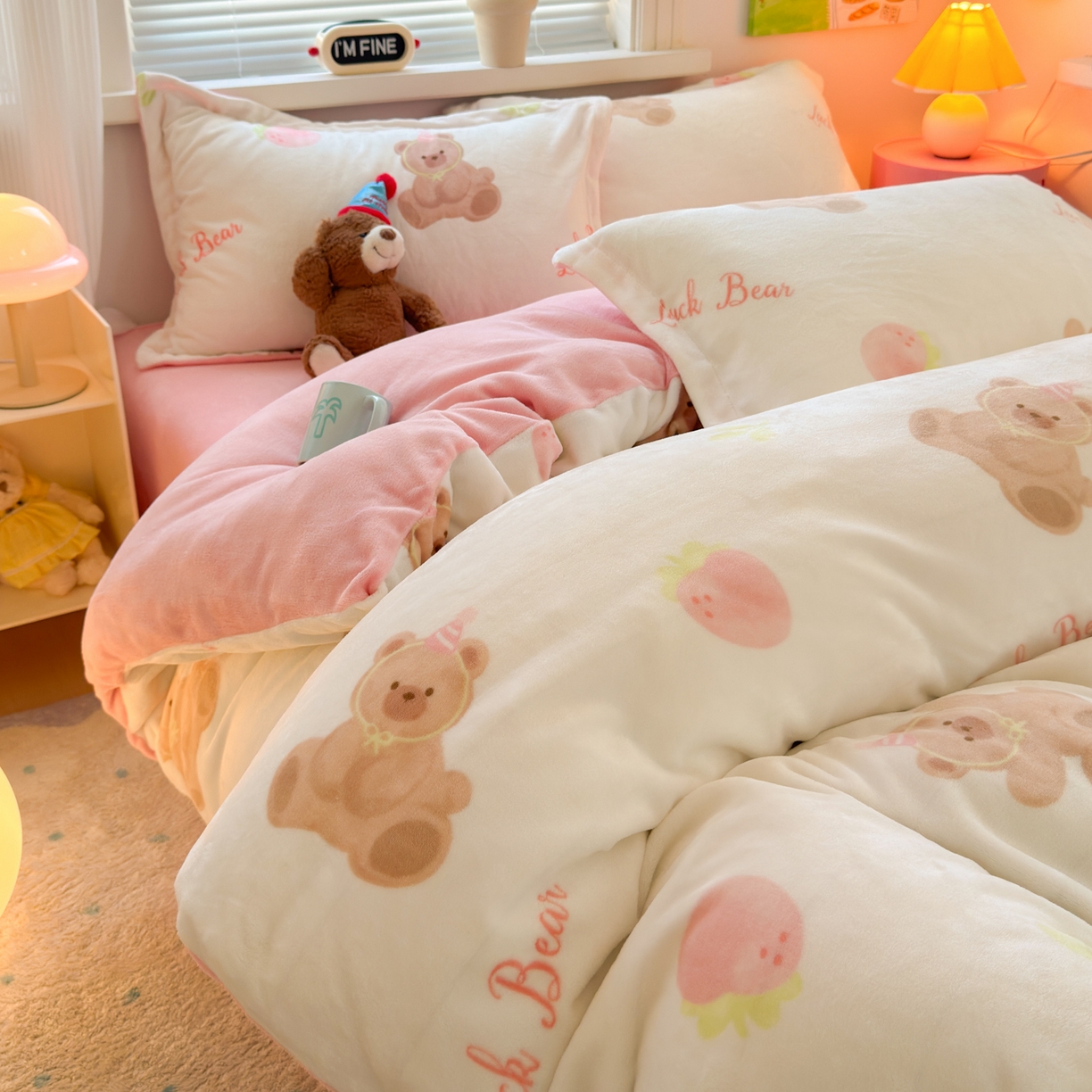 91家纺网 家纺一手货源 找家纺 铭宣 2025新款高克重牛奶绒印花保暖四件套床单床笠单被套款 草莓熊