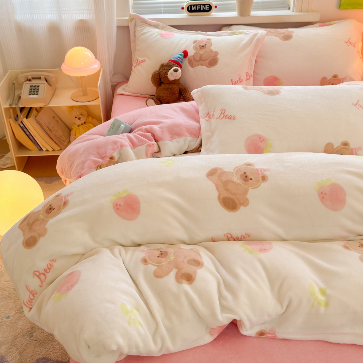91家纺网 家纺一手货源 找家纺 铭宣 2025新款高克重牛奶绒印花保暖四件套床单床笠单被套款 草莓熊