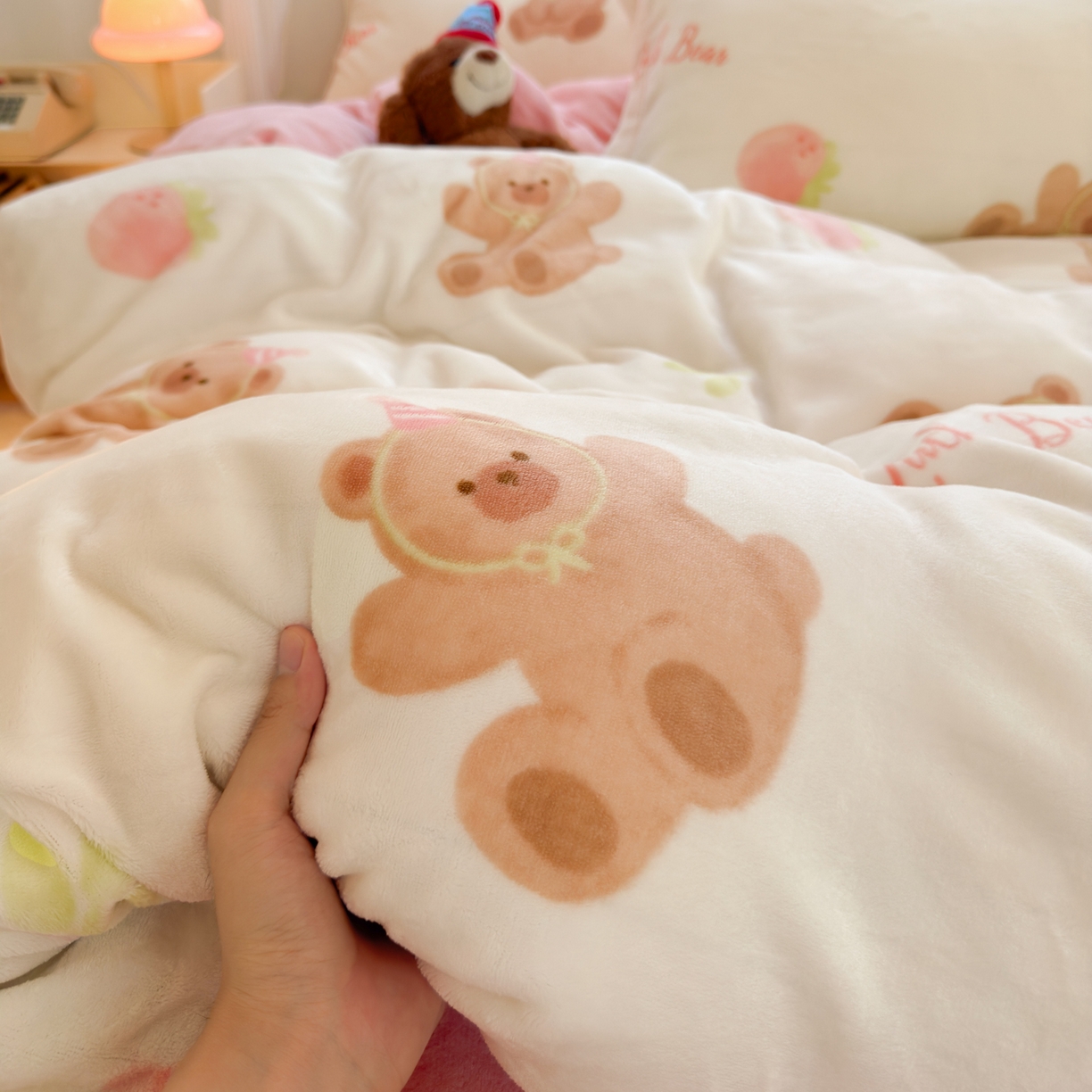 91家纺网 家纺一手货源 找家纺 铭宣 2025新款高克重牛奶绒印花保暖四件套床单床笠单被套款 草莓熊