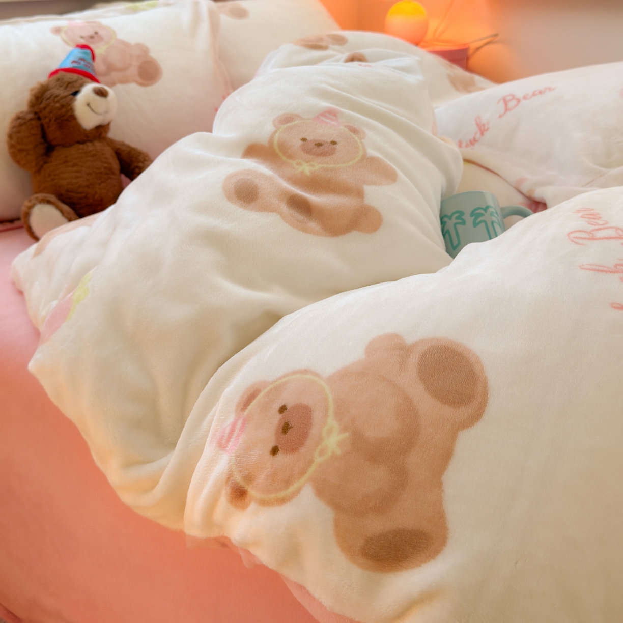 91家纺网 家纺一手货源 找家纺 铭宣 2025新款高克重牛奶绒印花保暖四件套床单床笠单被套款 草莓熊