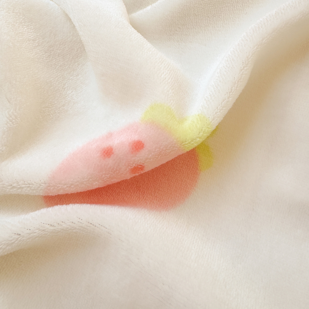 91家纺网 家纺一手货源 找家纺 铭宣 2025新款高克重牛奶绒印花保暖四件套床单床笠单被套款 草莓熊