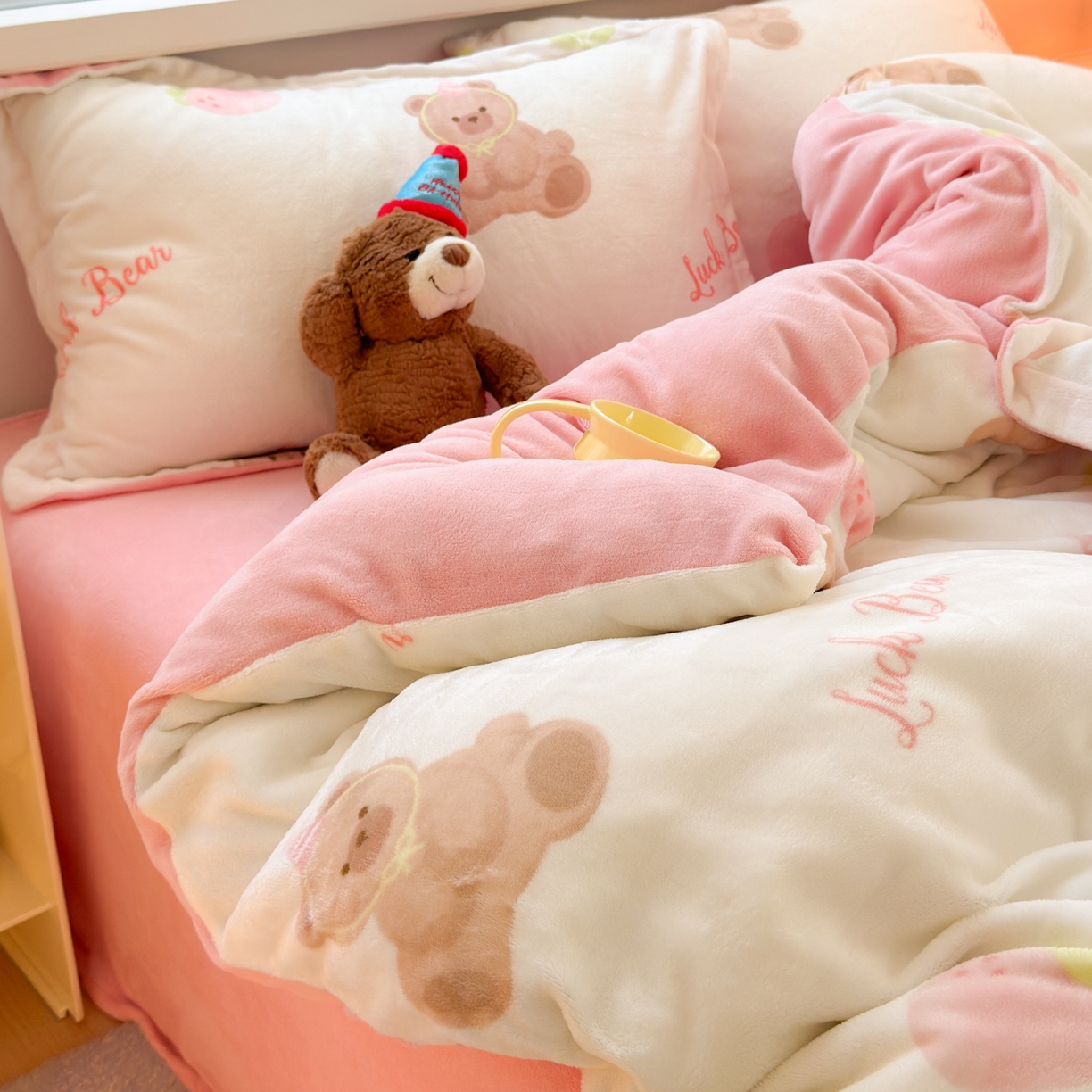 91家纺网 家纺一手货源 找家纺 铭宣 2025新款高克重牛奶绒印花保暖四件套床单床笠单被套款 草莓熊