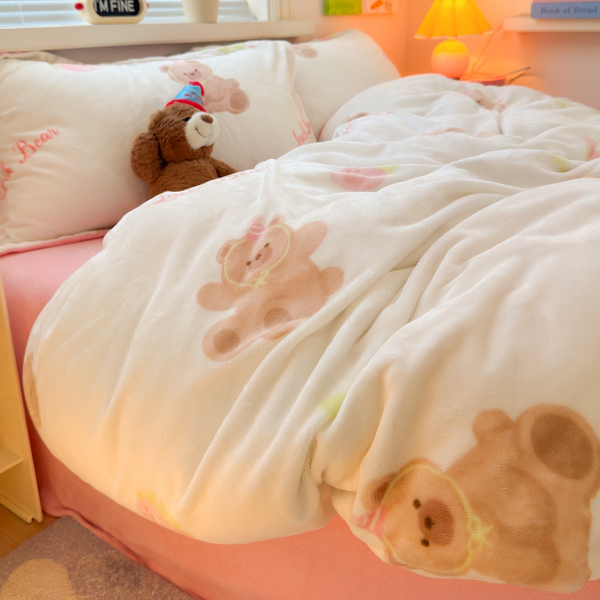 91家纺网 家纺一手货源 找家纺 铭宣 2025新款高克重牛奶绒印花保暖四件套床单床笠单被套款 草莓熊