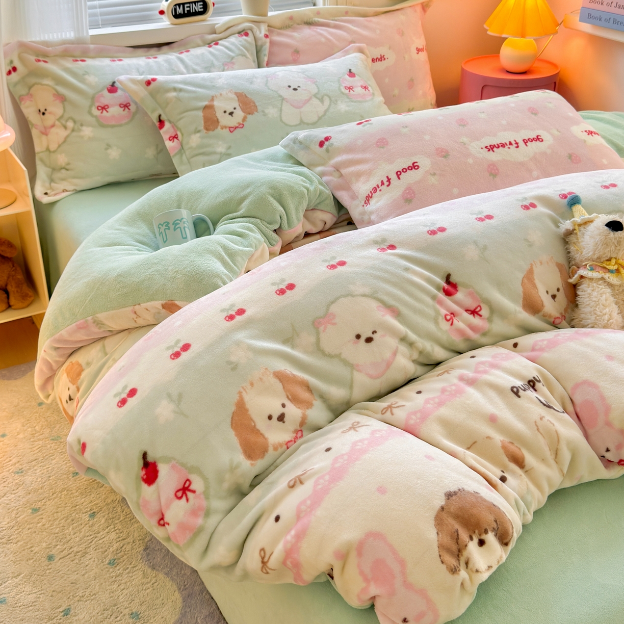 91家纺网 家纺一手货源 找家纺 铭宣 2025新款高克重牛奶绒印花保暖四件套床单床笠单被套款 春日萌犬