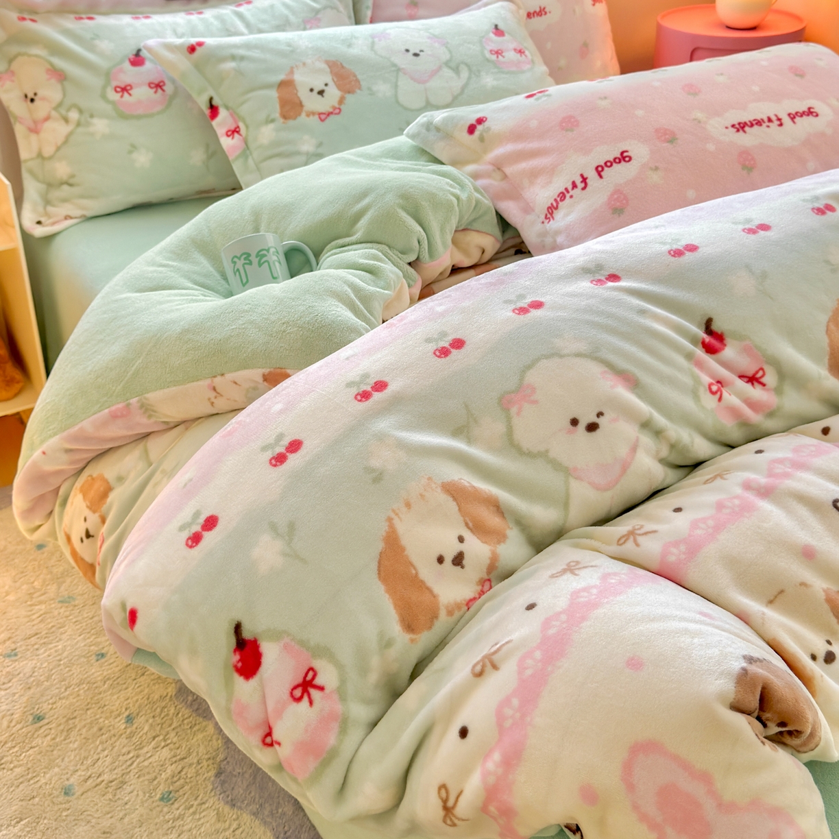 91家纺网 家纺一手货源 找家纺 铭宣 2025新款高克重牛奶绒印花保暖四件套床单床笠单被套款 春日萌犬