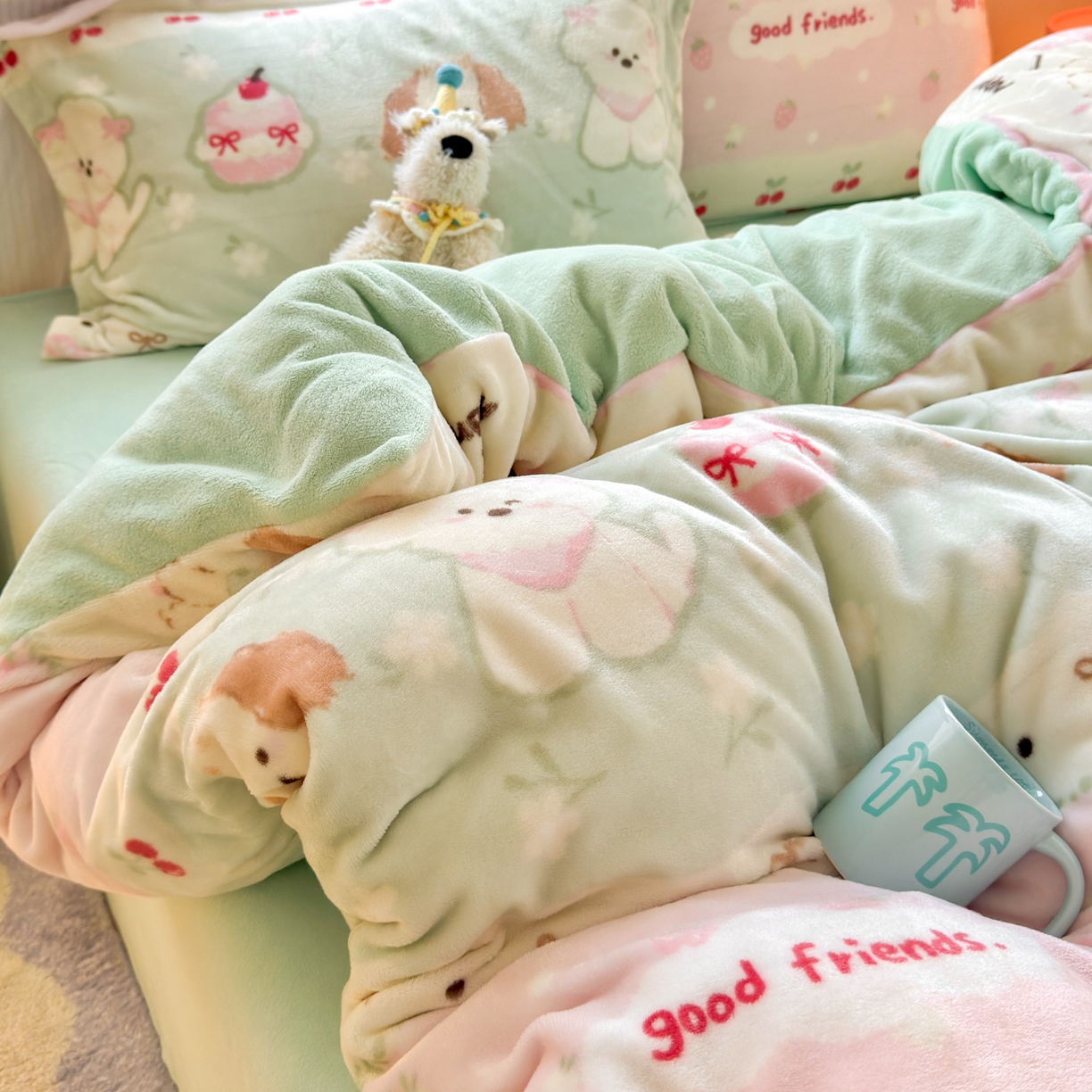 91家纺网 家纺一手货源 找家纺 铭宣 2025新款高克重牛奶绒印花保暖四件套床单床笠单被套款 春日萌犬