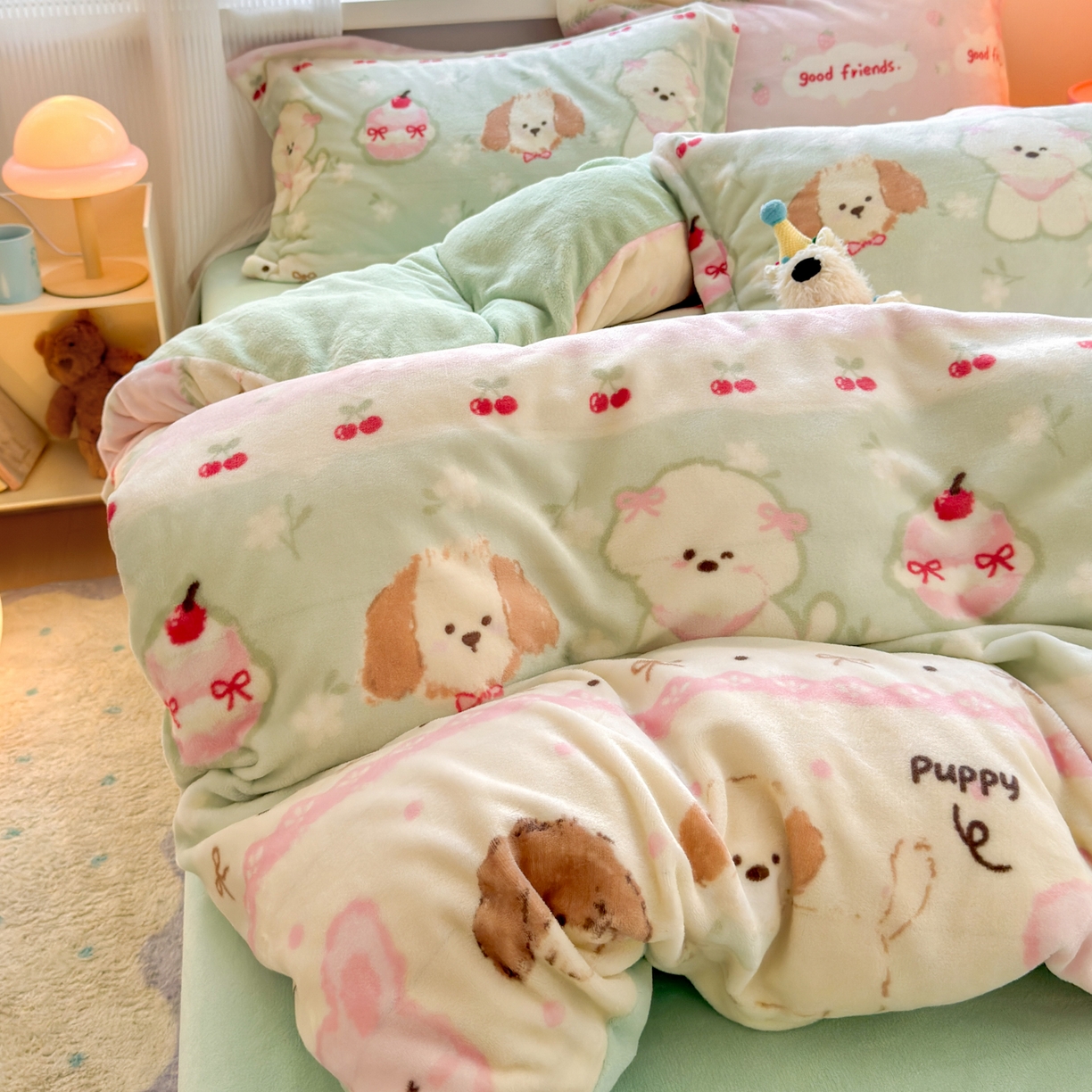 91家纺网 家纺一手货源 找家纺 铭宣 2025新款高克重牛奶绒印花保暖四件套床单床笠单被套款 春日萌犬