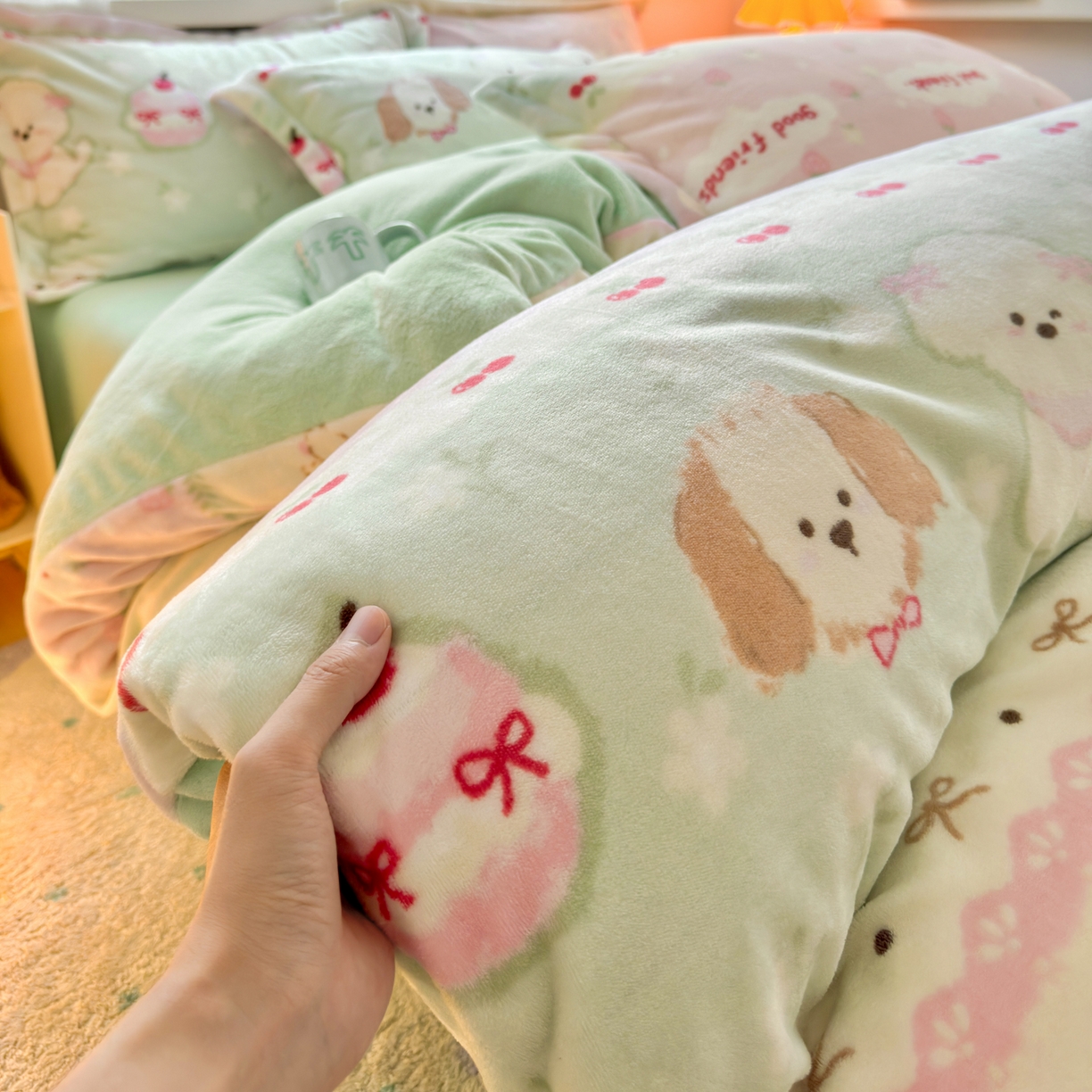 91家纺网 家纺一手货源 找家纺 铭宣 2025新款高克重牛奶绒印花保暖四件套床单床笠单被套款 春日萌犬