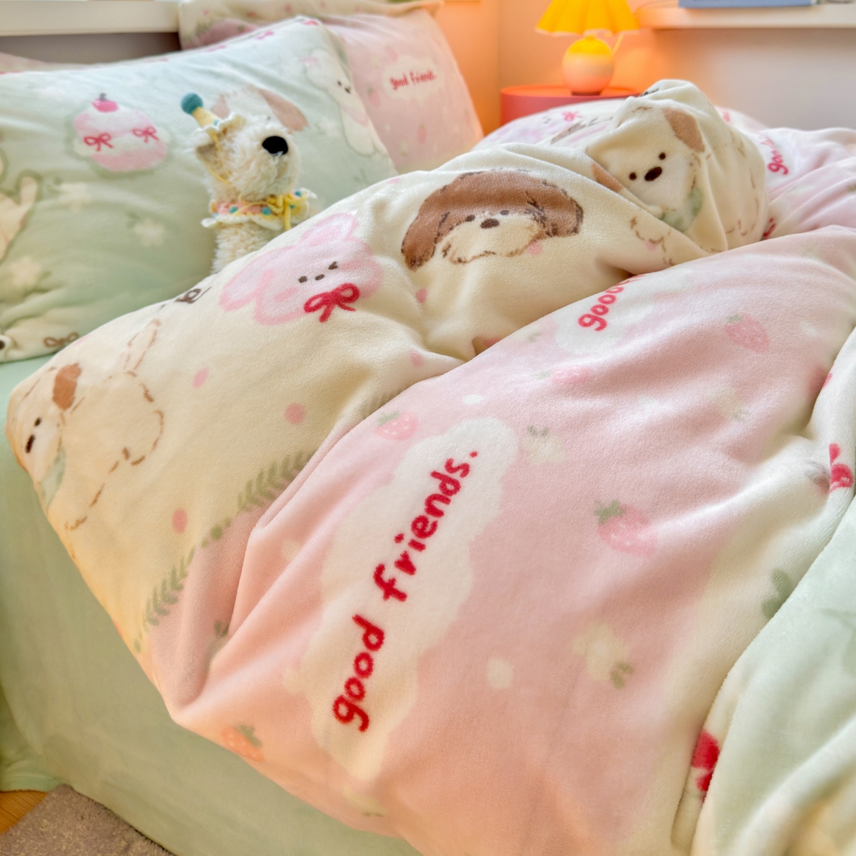 91家纺网 家纺一手货源 找家纺 铭宣 2025新款高克重牛奶绒印花保暖四件套床单床笠单被套款 春日萌犬