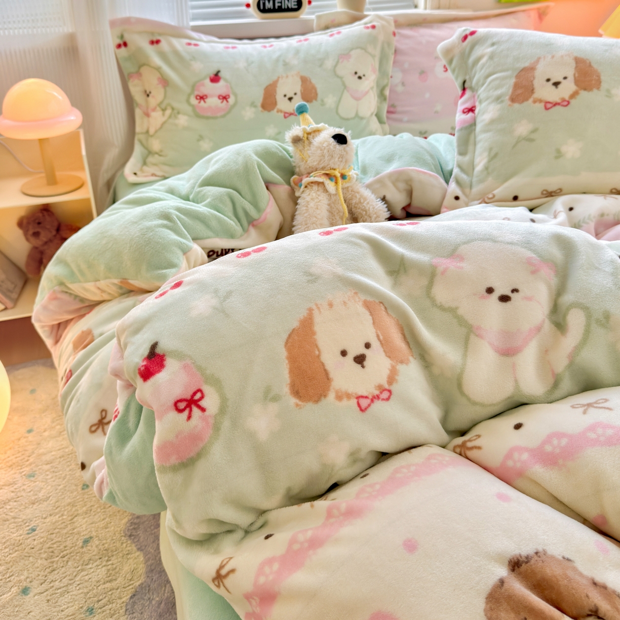 91家纺网 家纺一手货源 找家纺 铭宣 2025新款高克重牛奶绒印花保暖四件套床单床笠单被套款 春日萌犬