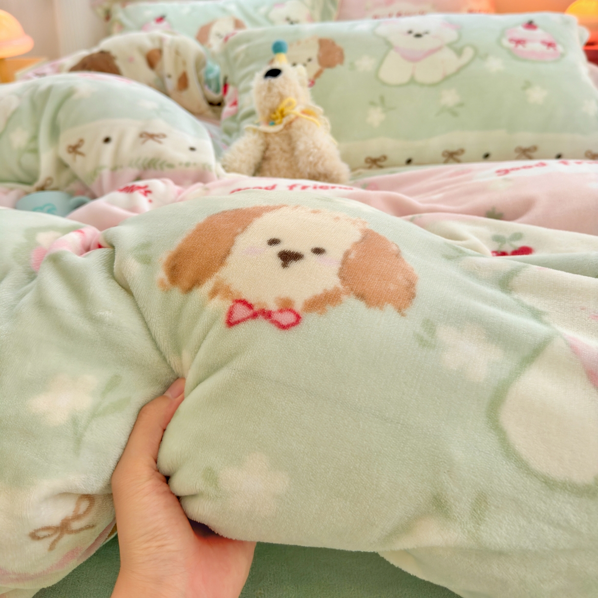 91家纺网 家纺一手货源 找家纺 铭宣 2025新款高克重牛奶绒印花保暖四件套床单床笠单被套款 春日萌犬