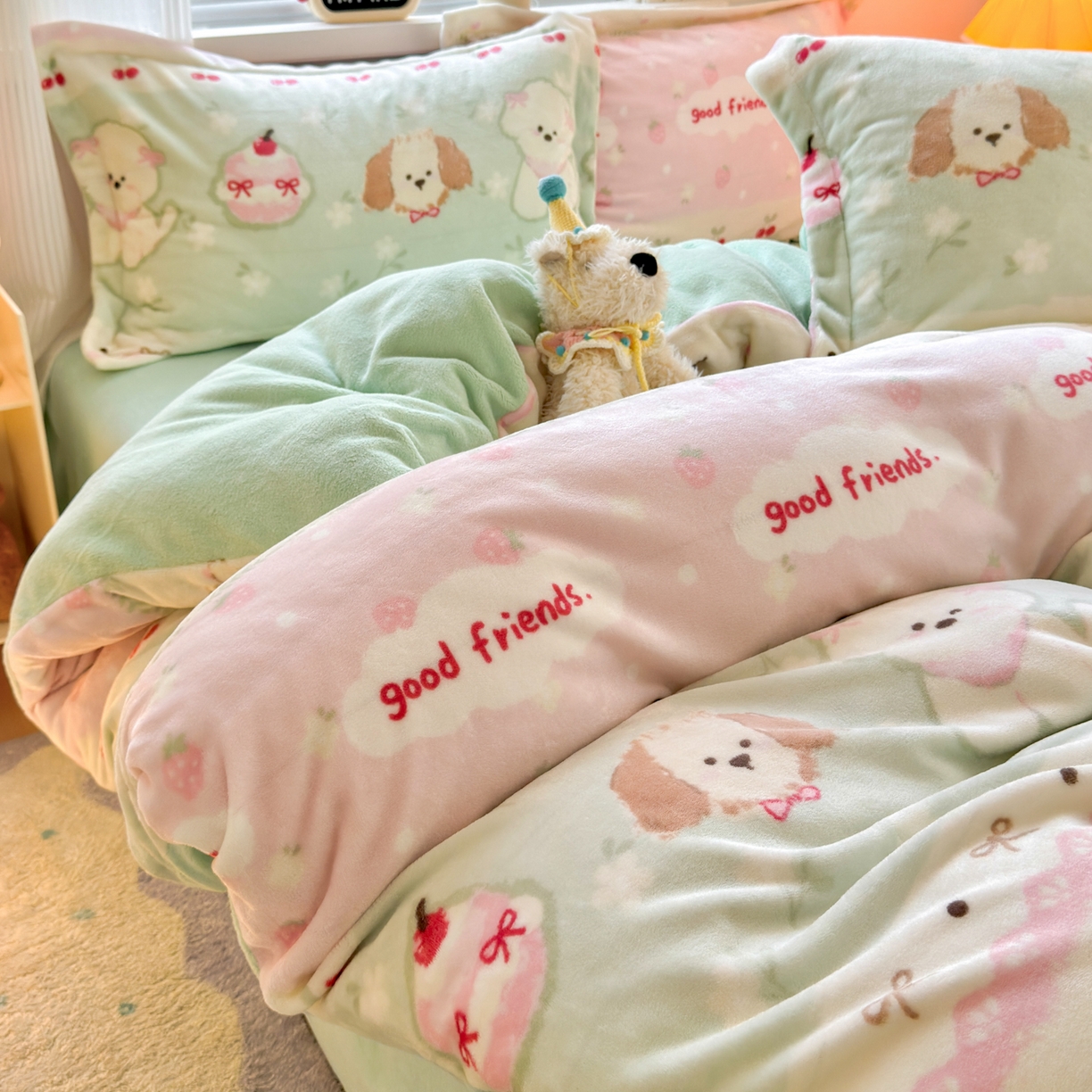 91家纺网 家纺一手货源 找家纺 铭宣 2025新款高克重牛奶绒印花保暖四件套床单床笠单被套款 春日萌犬