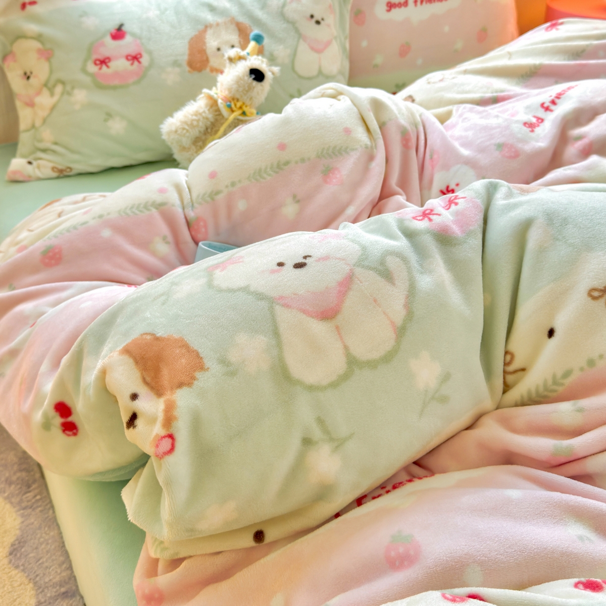 91家纺网 家纺一手货源 找家纺 铭宣 2025新款高克重牛奶绒印花保暖四件套床单床笠单被套款 春日萌犬