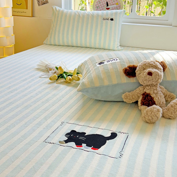 91家纺网 家纺一手货源 找家纺 繁花家居 2025新款经典条纹系列绣花牛奶绒单品床单床笠床单床笠单件 床笠-蓝条小猫