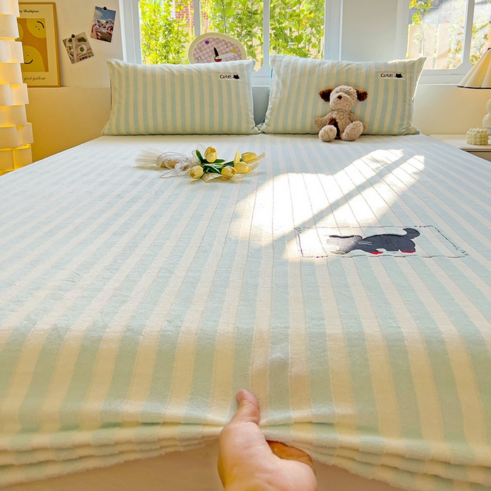 91家纺网 家纺一手货源 找家纺 繁花家居 2025新款经典条纹系列绣花牛奶绒单品床单床笠床单床笠单件 床笠-蓝条小猫