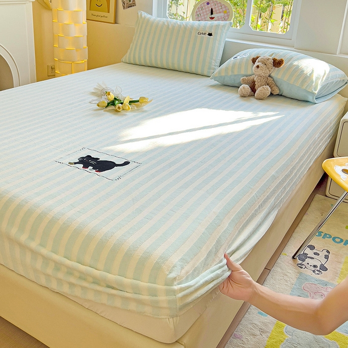 91家纺网 家纺一手货源 找家纺 繁花家居 2025新款经典条纹系列绣花牛奶绒单品床单床笠床单床笠单件 床笠-蓝条小猫