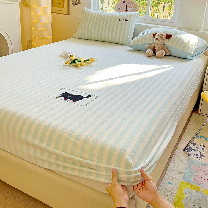 91家纺网 家纺一手货源 找家纺 繁花家居 2025新款经典条纹系列绣花牛奶绒单品床单床笠床单床笠单件 床笠-蓝条小猫