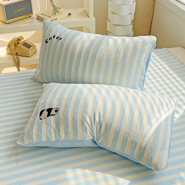 91家纺网 家纺一手货源 找家纺 繁花家居 2025新款经典条纹系列绣花牛奶绒单品床单床笠床单床笠单件 床笠-蓝条熊猫