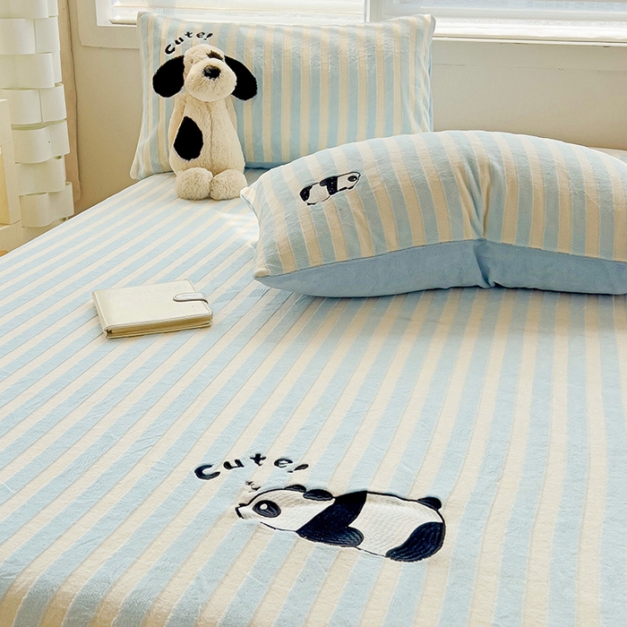 91家纺网 家纺一手货源 找家纺 繁花家居 2025新款经典条纹系列绣花牛奶绒单品床单床笠床单床笠单件 床笠-蓝条熊猫