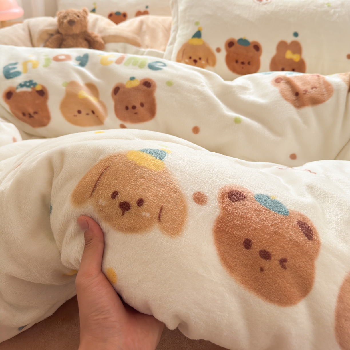 91家纺网 家纺一手货源 找家纺 铭宣 2025新款高克重牛奶绒印花保暖四件套床单床笠单被套款 欢乐颂