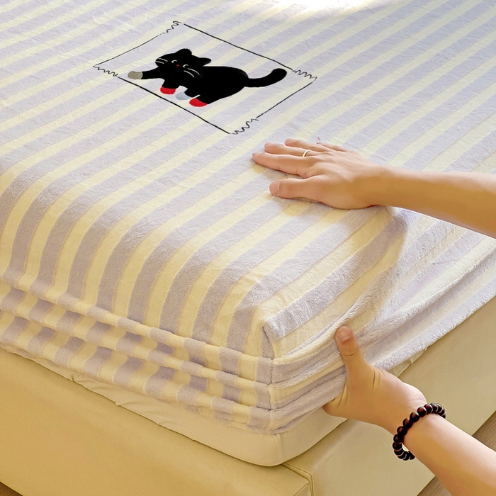 91家纺网 家纺一手货源 找家纺 繁花家居 2025新款经典条纹系列绣花牛奶绒单品床单床笠床单床笠单件 床笠-紫条小猫