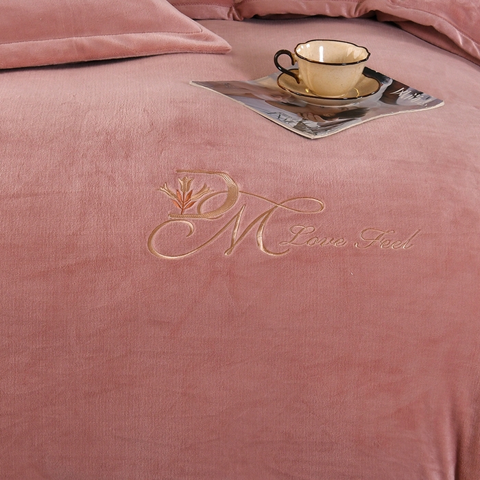 91家纺网 家纺一手货源 找家纺 栩裕纺织 2025新款牛奶绒刺绣单被套 豆沙色