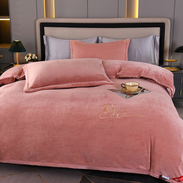 91家纺网 家纺一手货源 找家纺 栩裕纺织 2025新款牛奶绒刺绣单被套 豆沙色