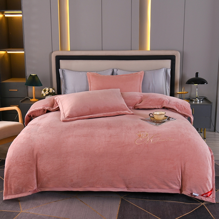 91家纺网 家纺一手货源 找家纺 栩裕纺织 2025新款牛奶绒刺绣单被套 豆沙色