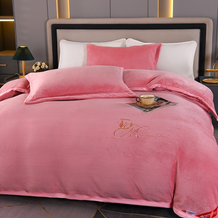 91家纺网 家纺一手货源 找家纺 栩裕纺织 2025新款牛奶绒刺绣单被套 粉玉色