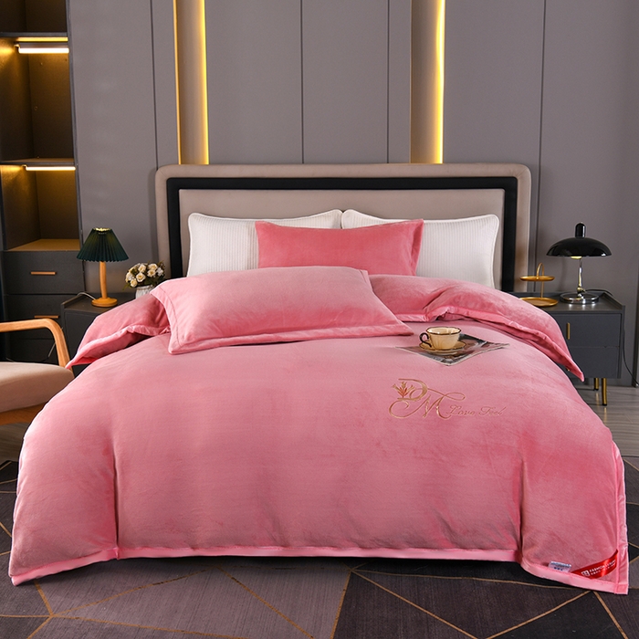 91家纺网 家纺一手货源 找家纺 栩裕纺织 2025新款牛奶绒刺绣单被套 粉玉色