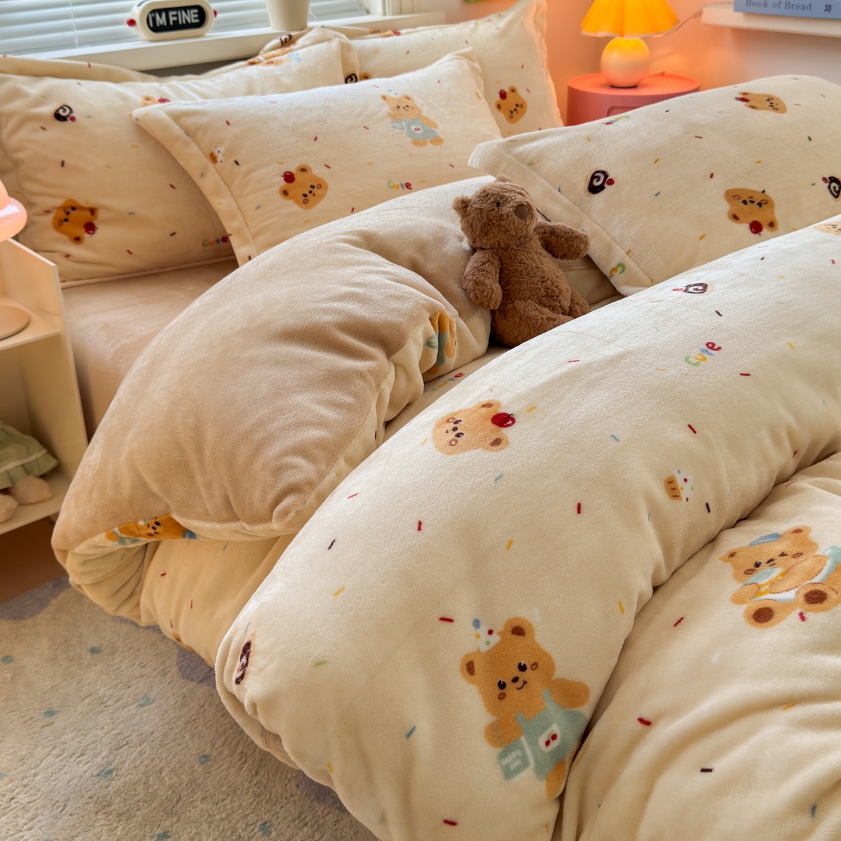 91家纺网 家纺一手货源 找家纺 铭宣 2025新款高克重牛奶绒印花保暖四件套床单床笠单被套款 黄油小熊