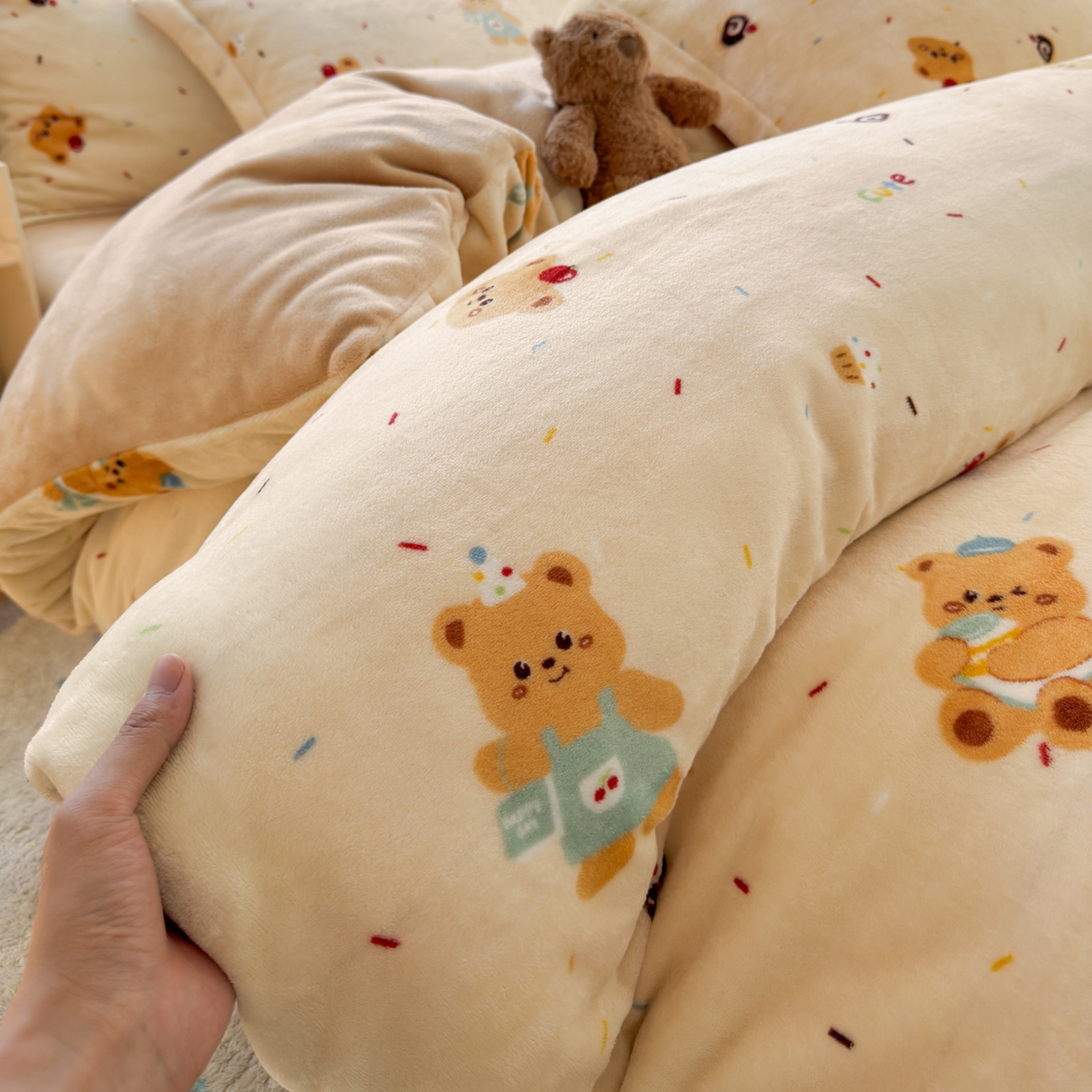 91家纺网 家纺一手货源 找家纺 铭宣 2025新款高克重牛奶绒印花保暖四件套床单床笠单被套款 黄油小熊